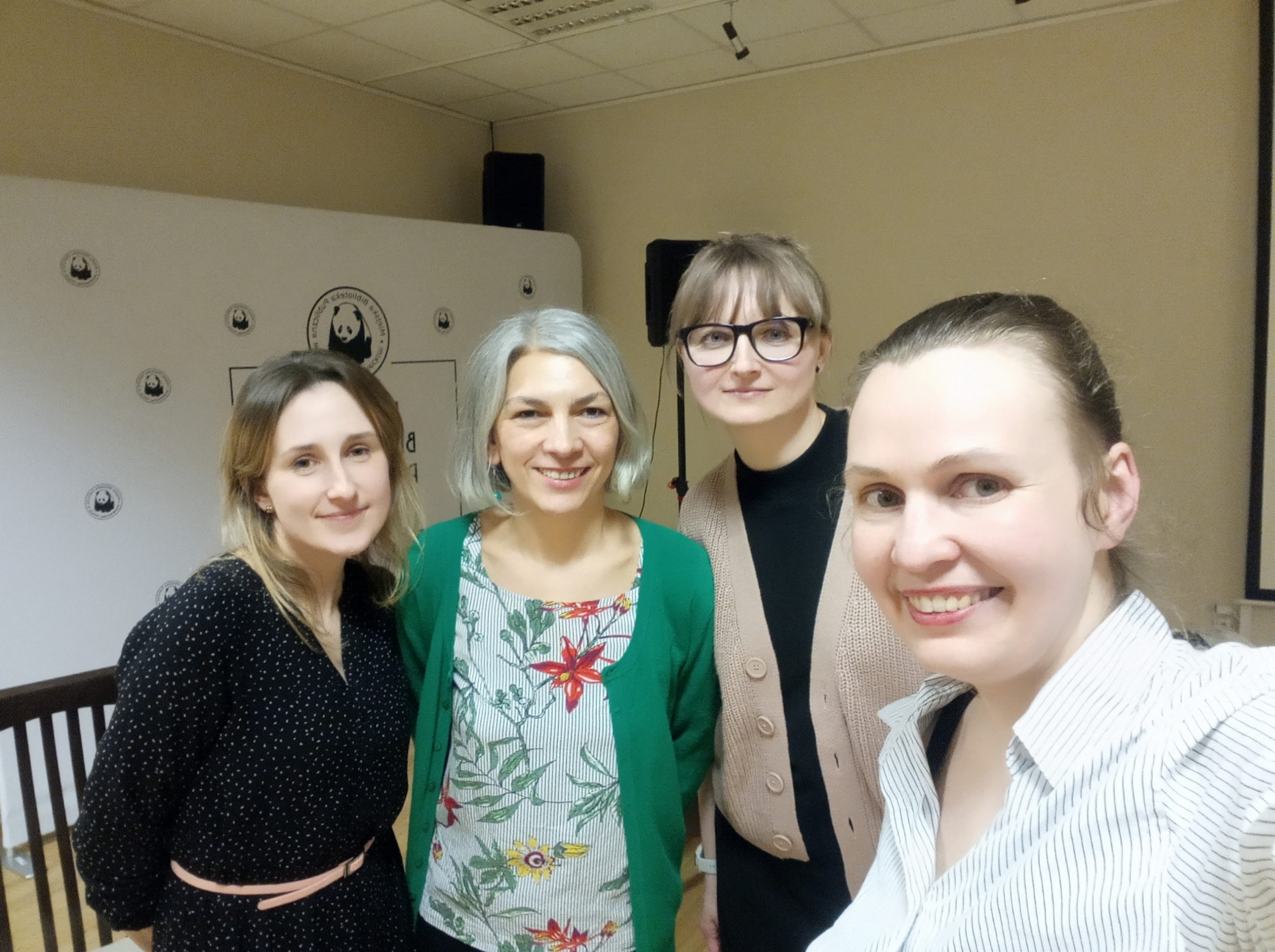 Cztery kobiety na wspólnym zdjęciu - trzy z nich to urzędniczki z Mińska Mazowieckiego, a jedna to członkini zespołu Federacji Mazowia.